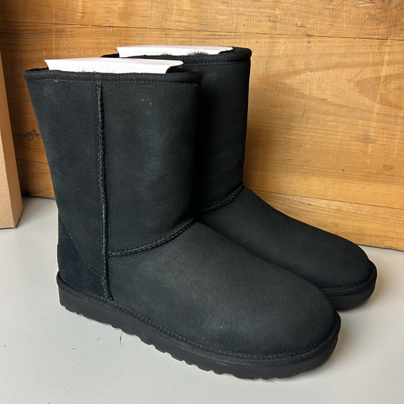 NIB Women’s UGG Classic Short II Black Shearling Sheepskin Boots - Picture 4 of 6